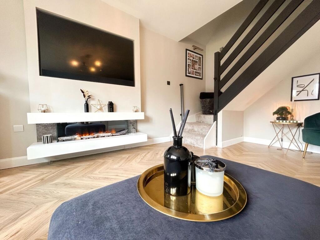 House in Knutsford, Cheshire East - More
