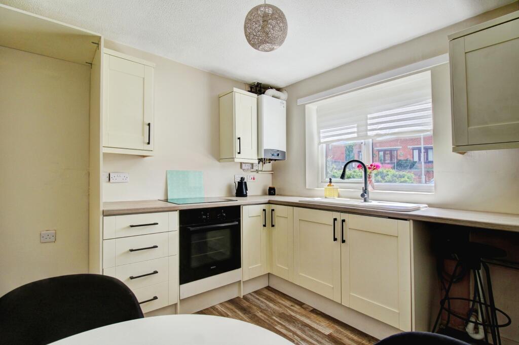 Hickory Court, Cannock, WS11 photo 4
