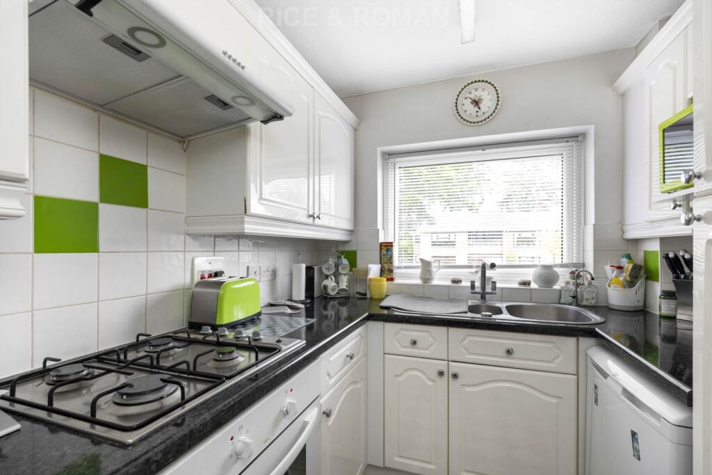 Clarefield Court, Sunningdale photo 4