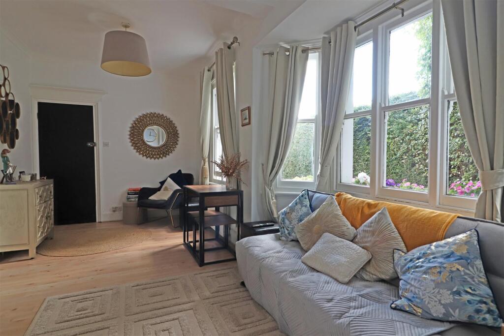 Apartment in Reigate and Banstead, Reffles Bridge, Earlswood - View 4