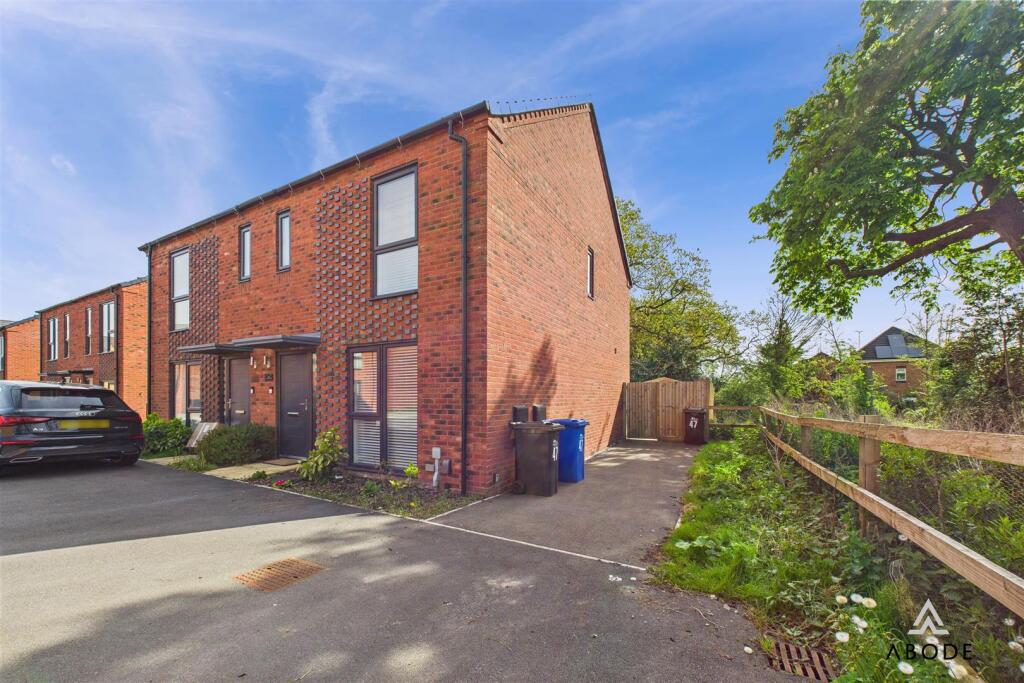 3-bed semi-detached on Fresian Way, Uttoxeter, Staffordshire, £250,000