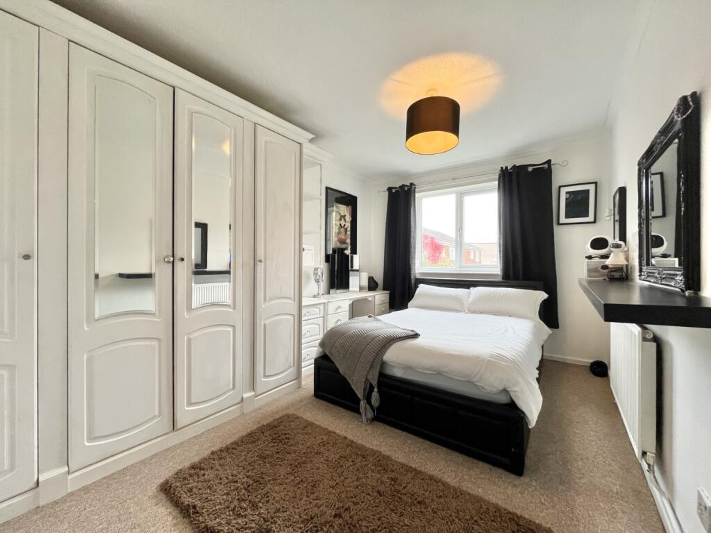 Apartment in Wolverhampton, Dovecotes, Pendeford - More