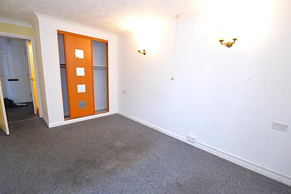 Apartment in Southend-on-Sea - More