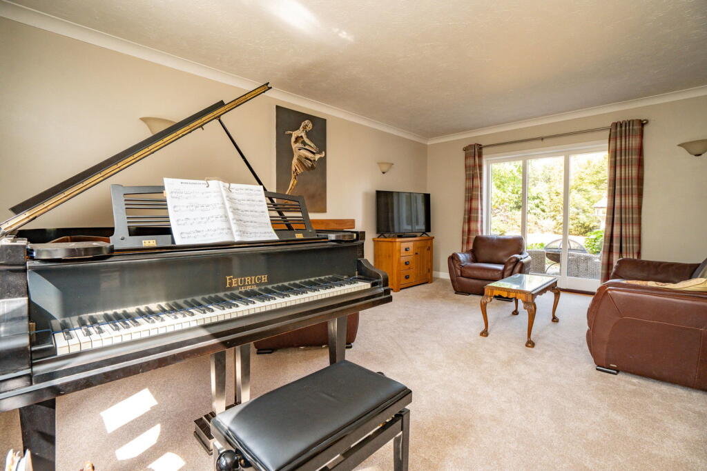 House in Worcester - View 5