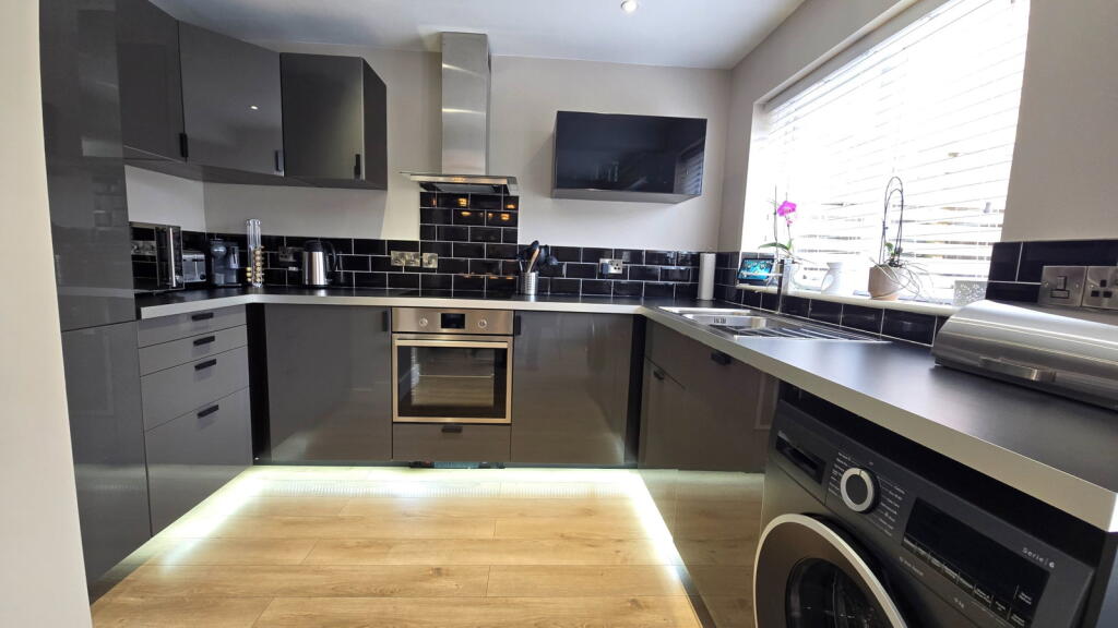 Kendal Close, Thatcham, RG18 3FT photo 3