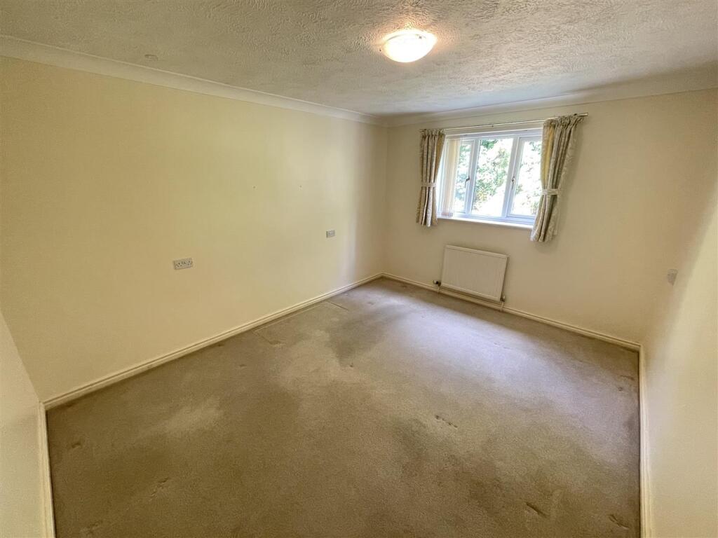 House in Heswall, Liverpool City Region - More