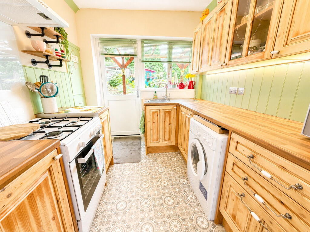 House in Dudley, Dudley Fields, Pensnett - More