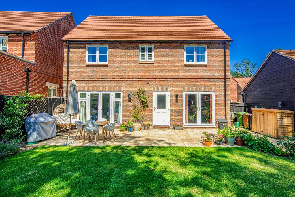4 Chiltern Gardens, Woodcote - View 3