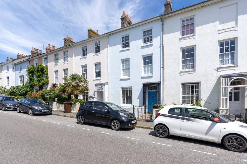 4 bedroom terraced house, great location, townhouse