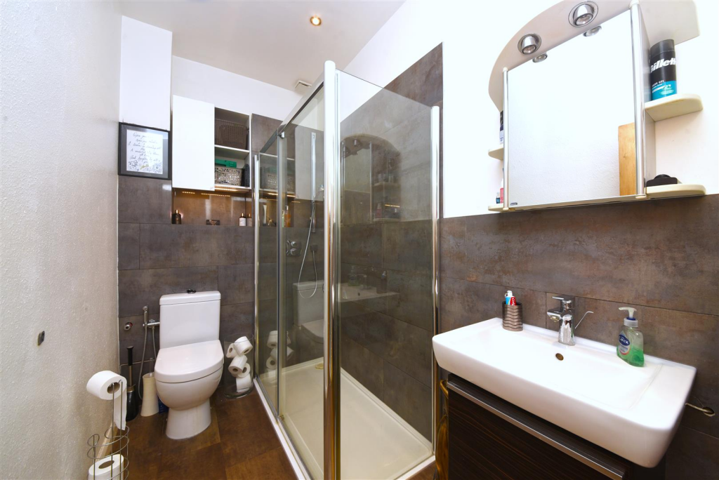 Queens Avenue, Muswell Hill, N10 - More