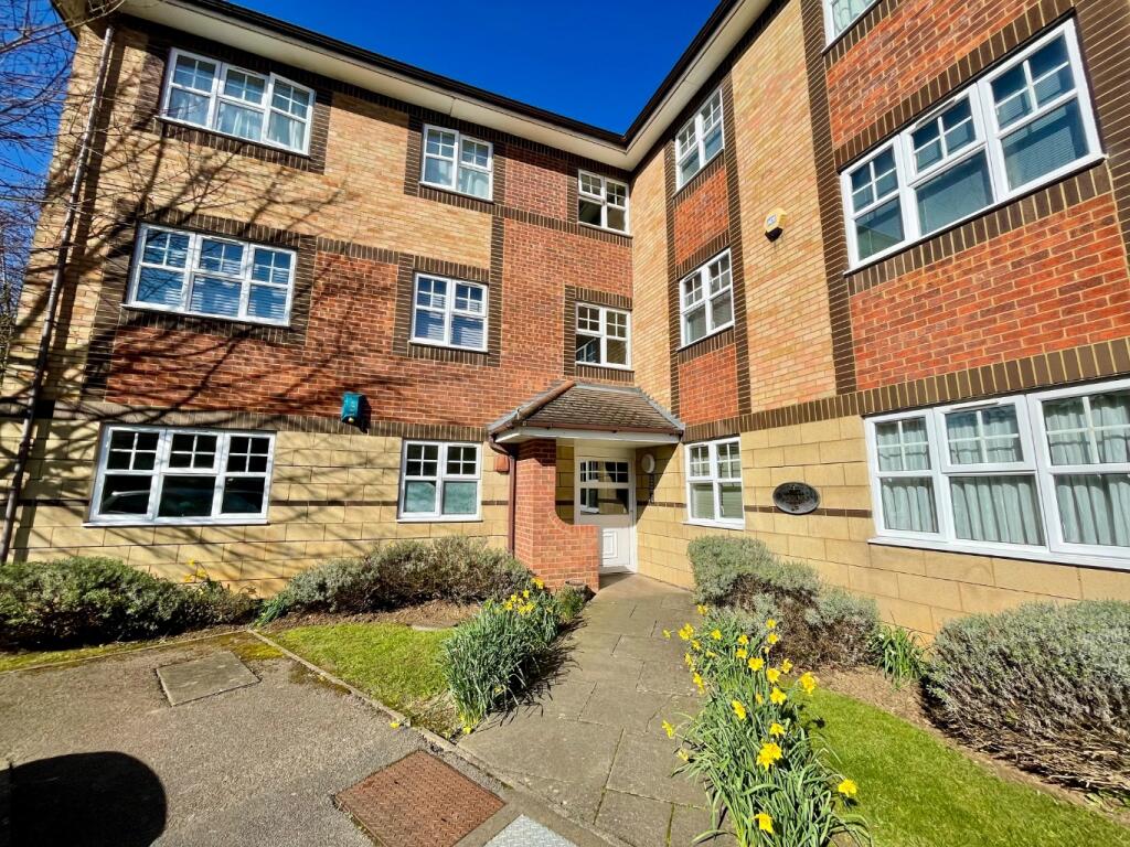 2-bed flat on Dukes Ride, Knights Field, Luton, Bedfordshire, LU2 7LD, £220,000