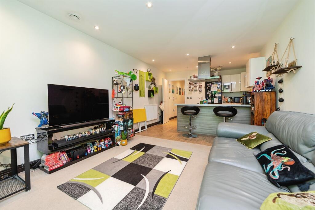 Apartment in Welwyn Garden City, Shire Park, Haldens - View 4