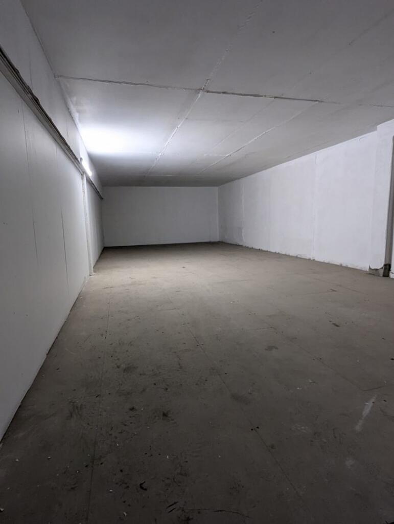 Vacant Shop Unit For Sale photo 5