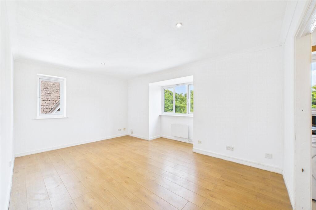 Apartment in Crawley, West Sussex - View 2