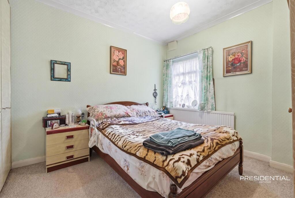 Apartment in Ilford, Clayhall - More