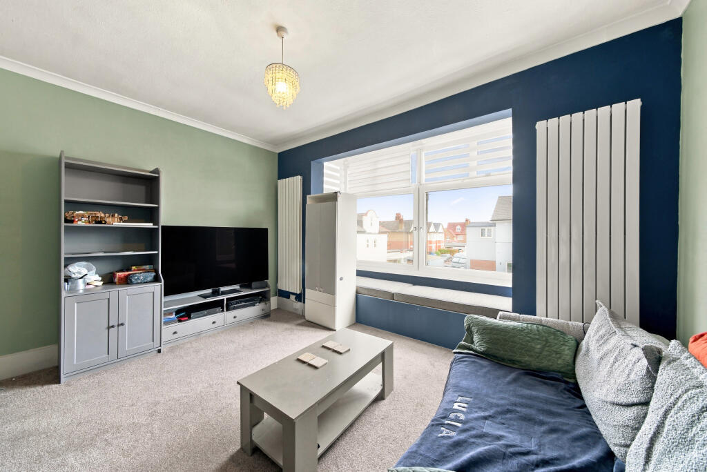 2-bed flat on Leinster Avenue, East Sheen, Richmond Upon Thames, London, £485,000