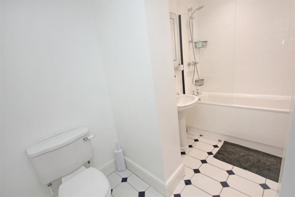 Apartment in Northampton - More