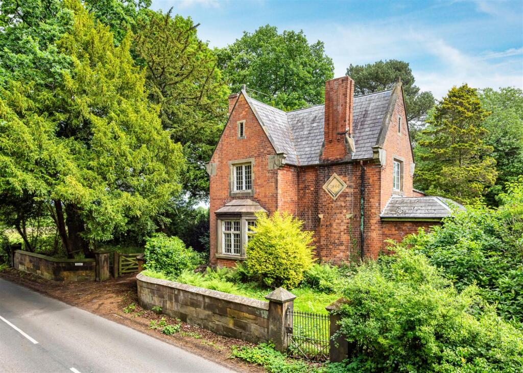 9-bed detached on Wergs Hall Gardens, Wergs Hall Road, Tettenhall, £875,000