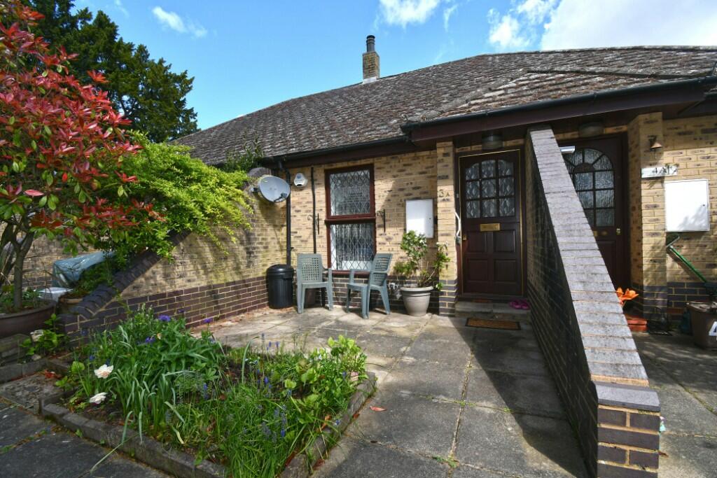 1-bed other on The Lawns Drive, Broxbourne, Hertfordshire, EN10, £249,995