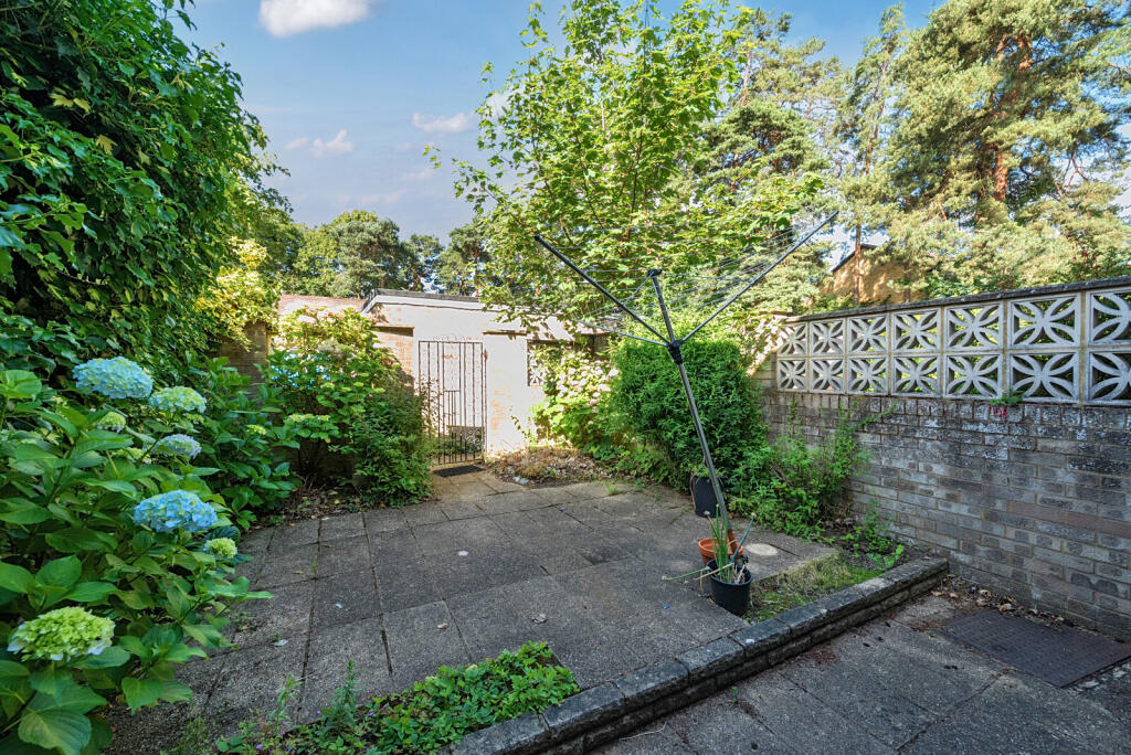 Broomhall End, Horsell, GU21 photo 4
