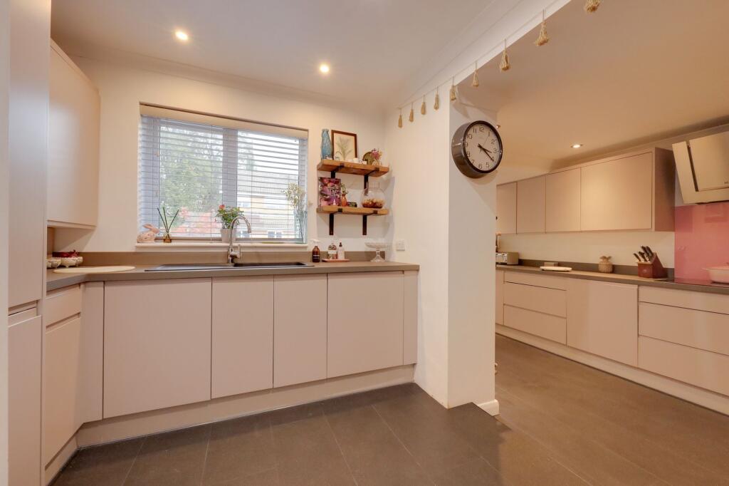 Longhurst, Burgess Hill, RH15 photo 3