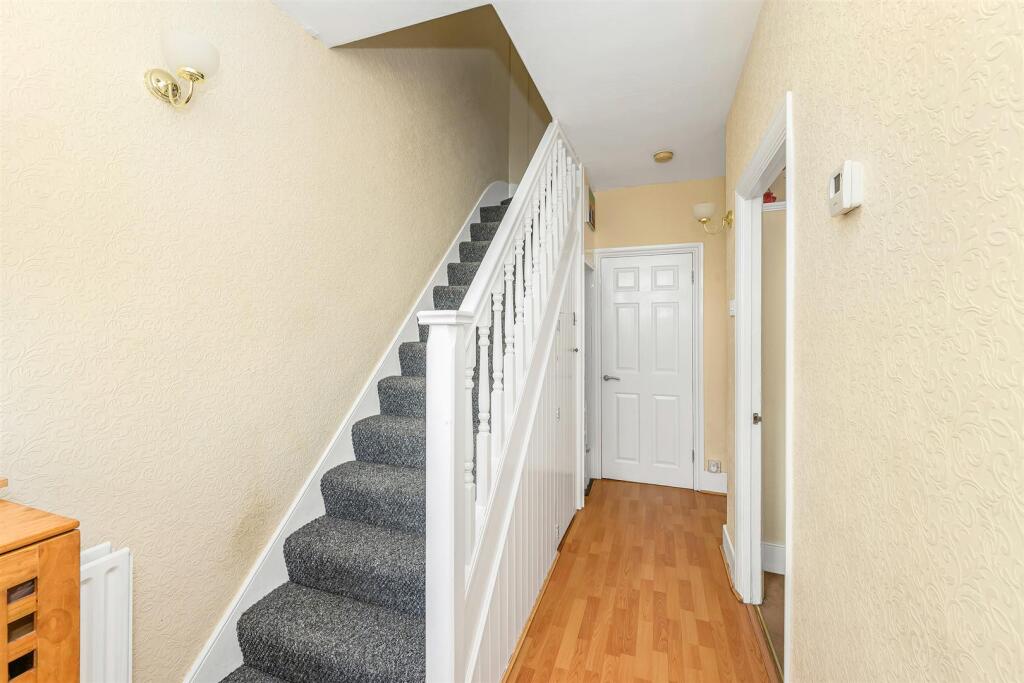 House in London, Chingford Mount, Highams Park - View 2