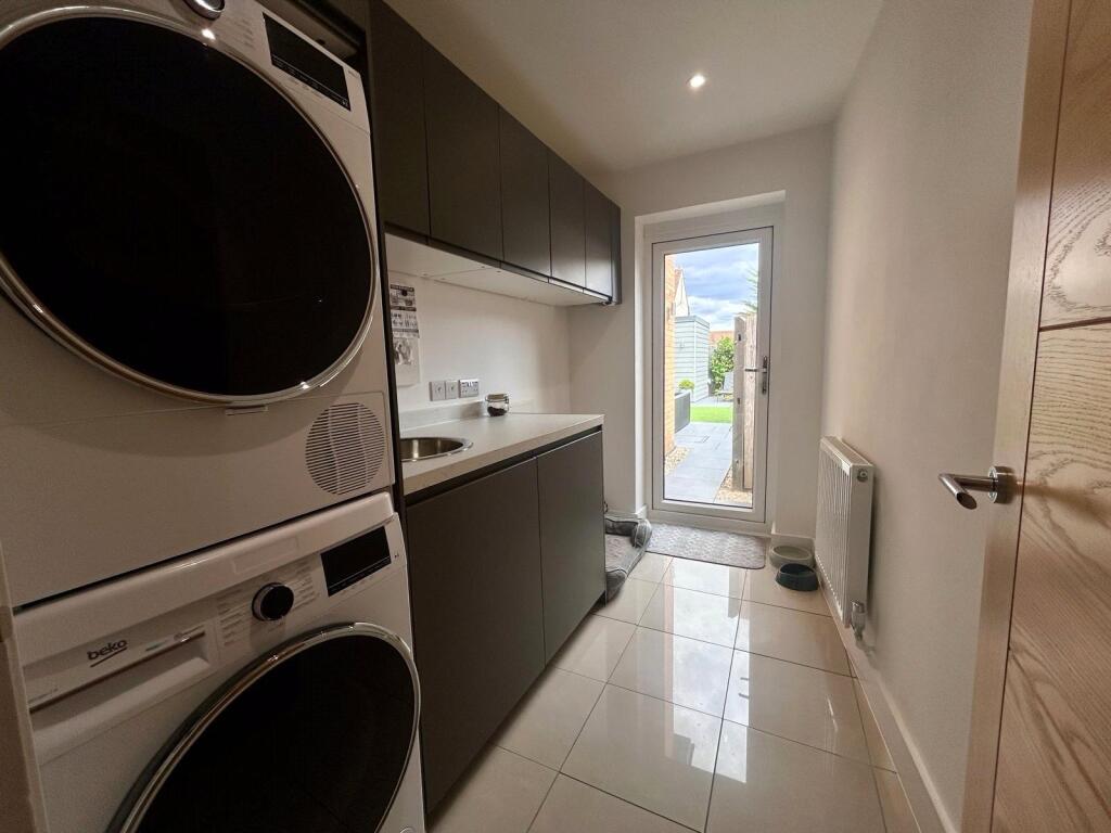 House in Thatcham, West Berkshire - More