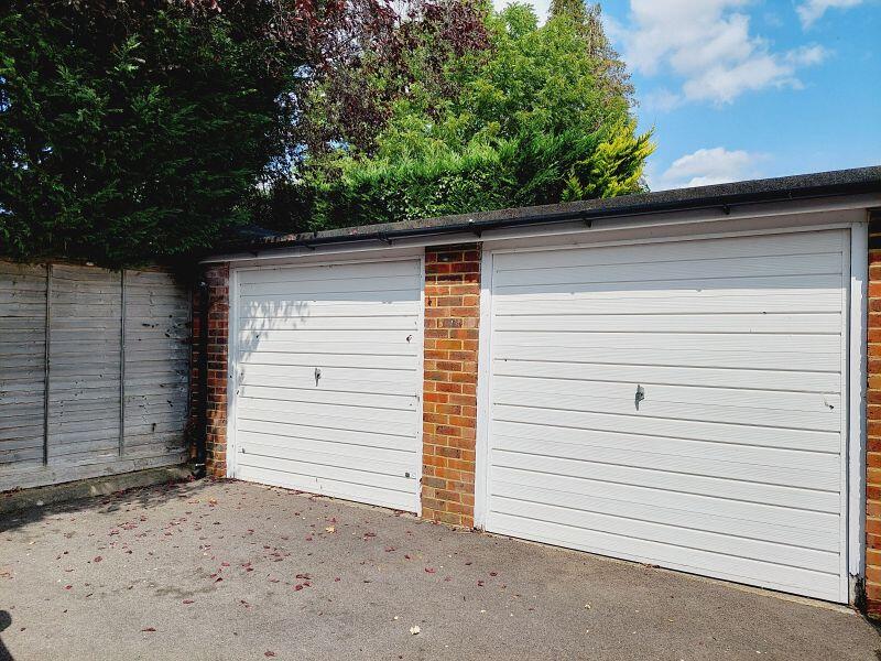 Apartment in Kingston upon Thames - View 2
