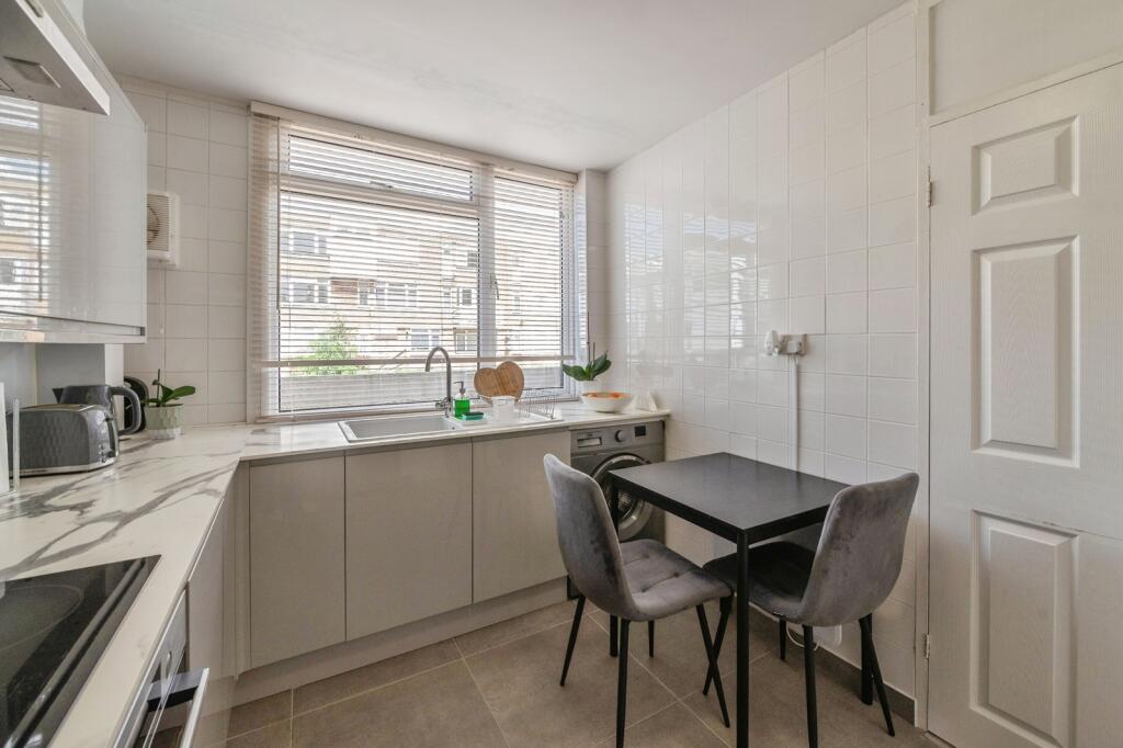 Apartment in Brentwood, Essex - View 3