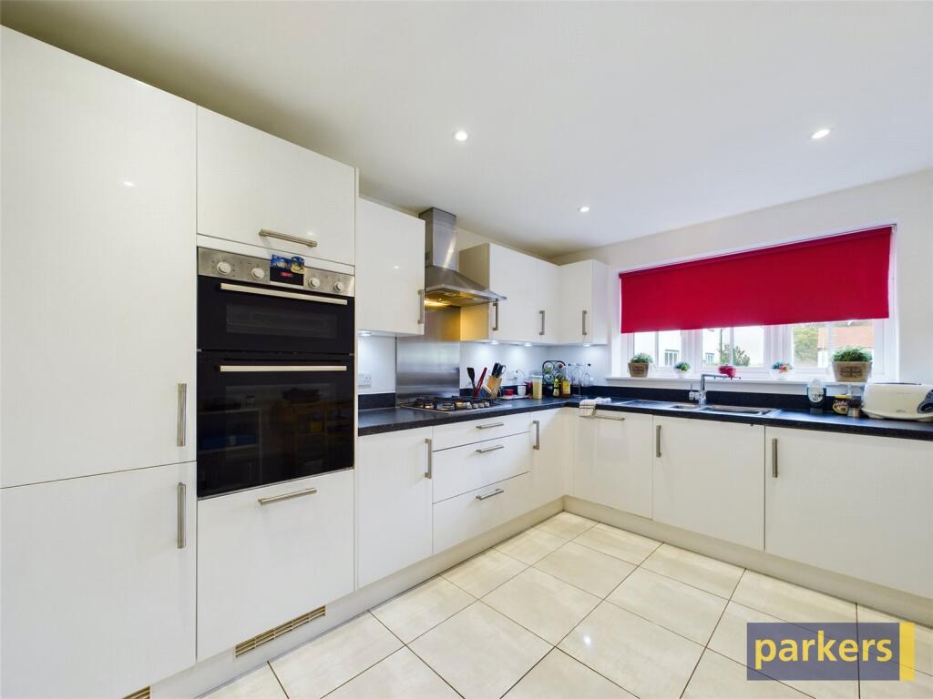 Addington Gardens, Woodley, Reading, Berkshire, RG5 photo 3