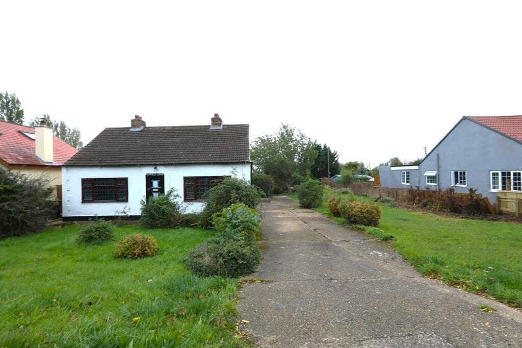 2-bed bungalow on Ashfield Lodge, Stockwith Road, Walkeringham, Doncaster DN10 4JF, £190,000