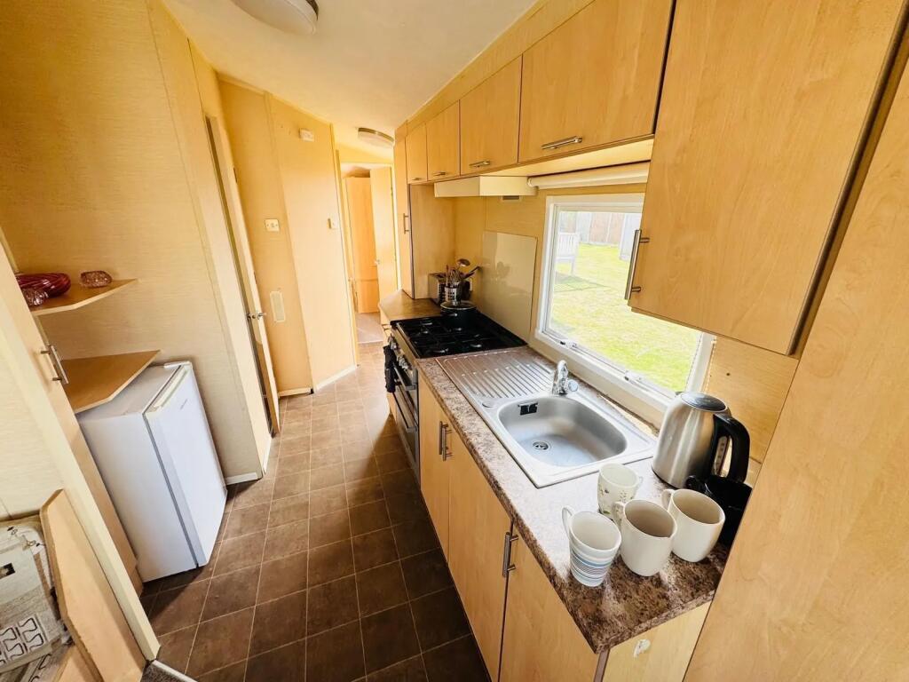 2011 Willerby Magnum, Seawick Holiday Park, St Osyth, Clacton-on-Sea, Essex, CO16 8SG photo 3
