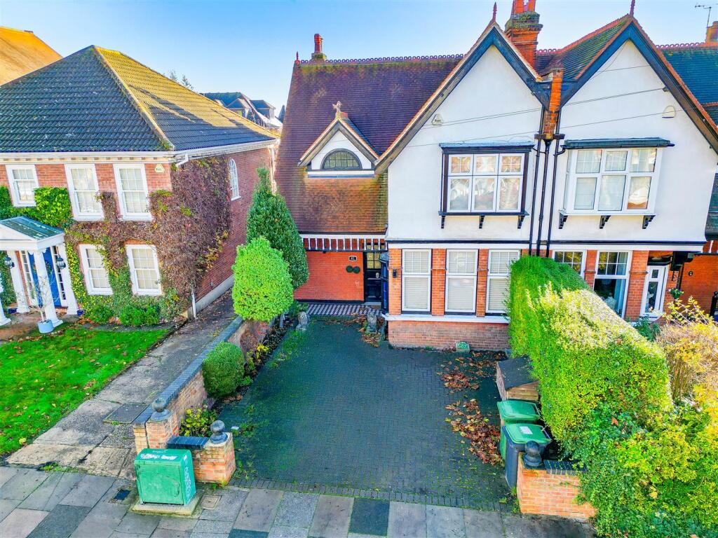 5-bed semi-detached on PRESTON ROAD, Westcliff-On-Sea, £800,000