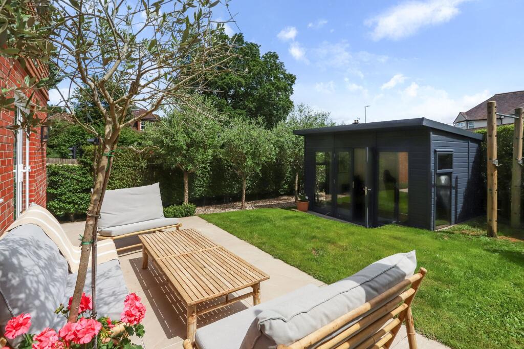 Blackthorn Close, Lower Bourne, GU10 photo 4