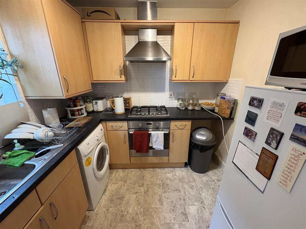 Sandhill Close, Rhodesway, Bradford photo 3