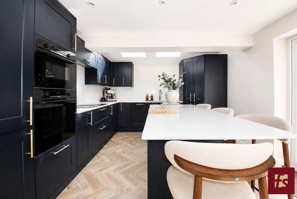 House in Crowthorne, Wokingham - More