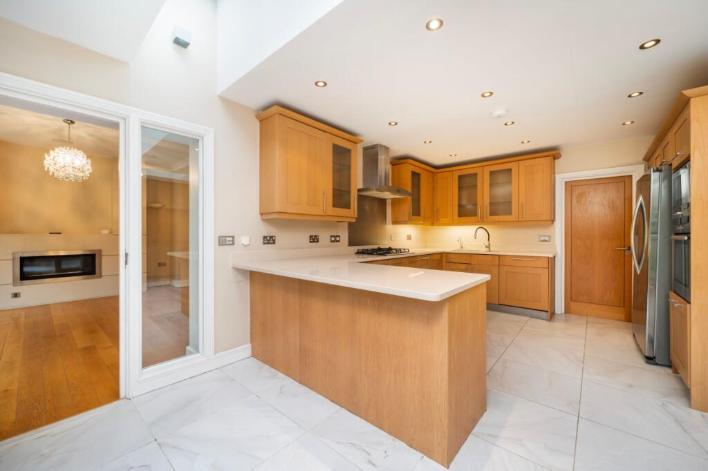 House in London, Copse Hill, Raynes Park - View 4