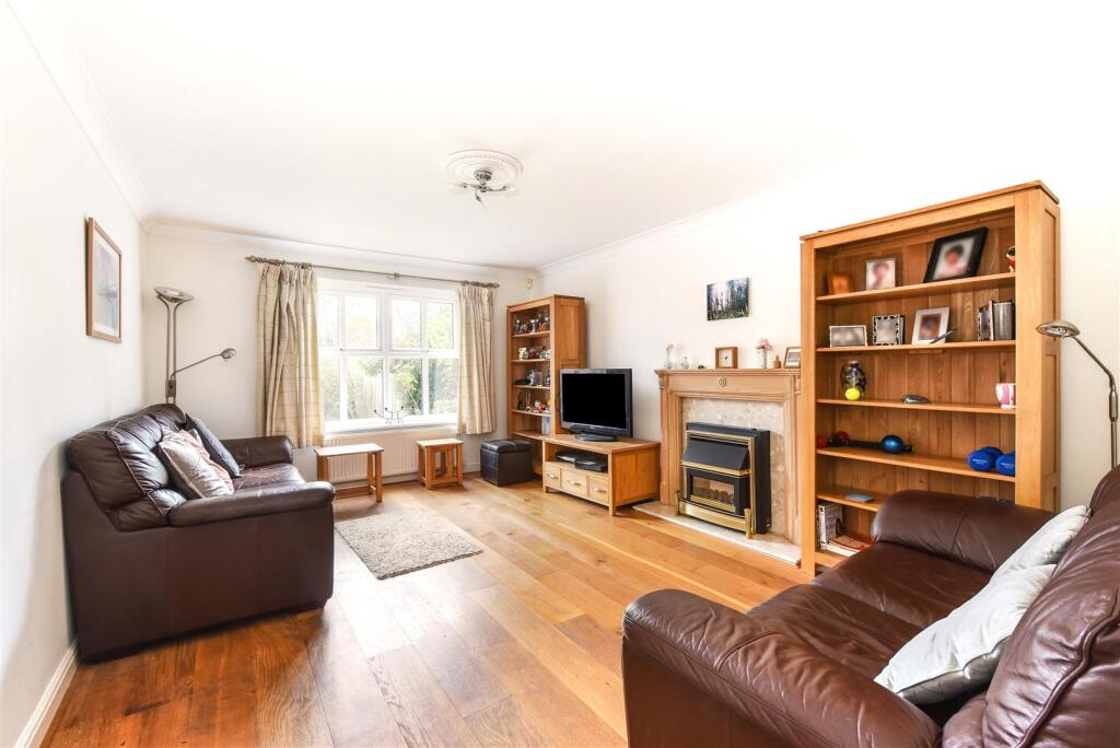 Ontario Way, Liphook, photo 3