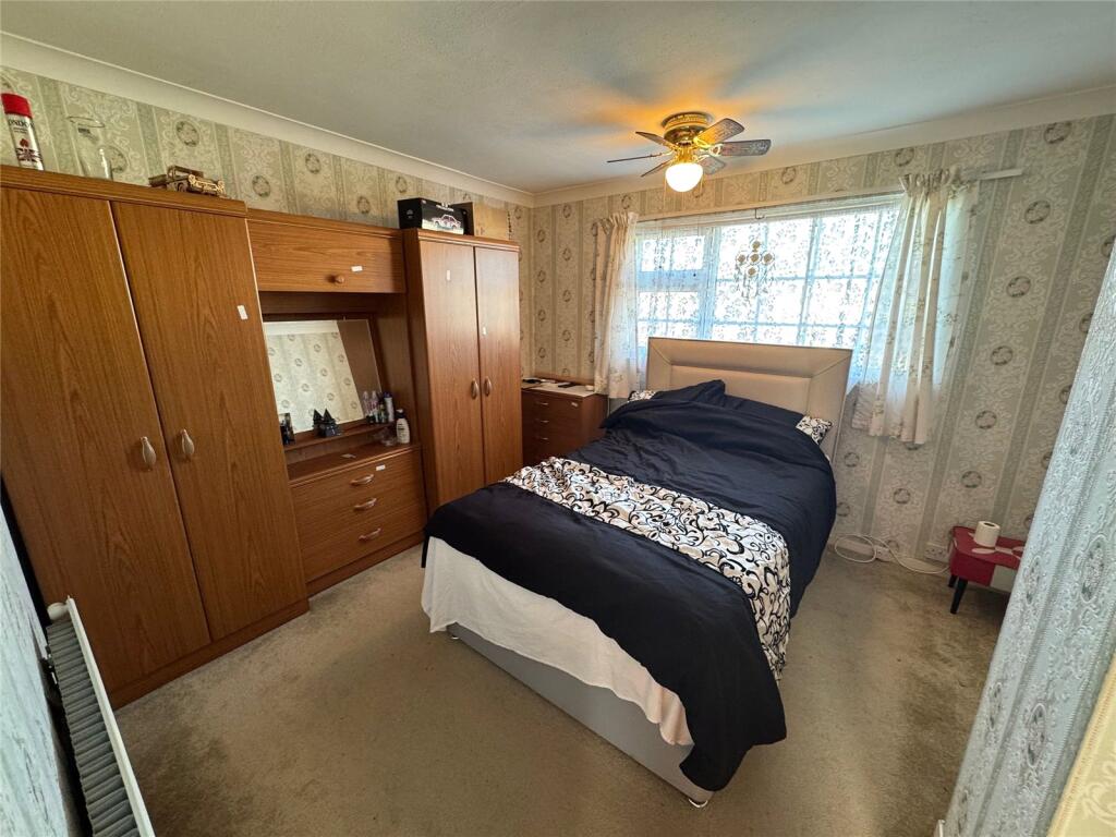 Wardley Close, Park South, Swindon, SN3 - View 5