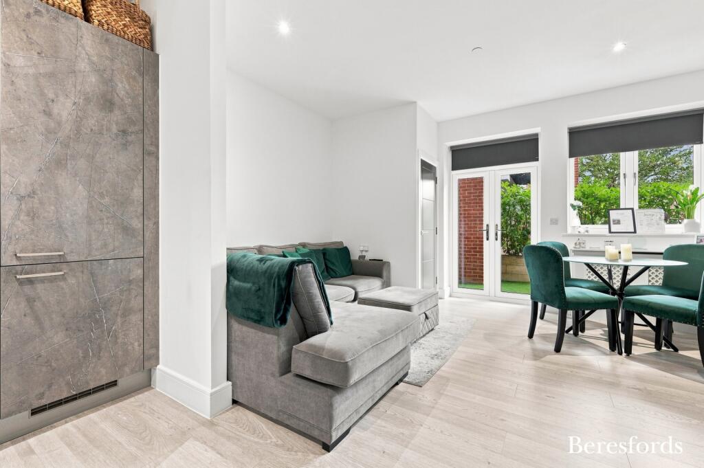 Apartment in Brentwood, Crow Green - View 4