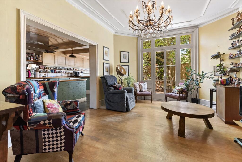 House in London, Windmill Green Estate, Earlsfield - More