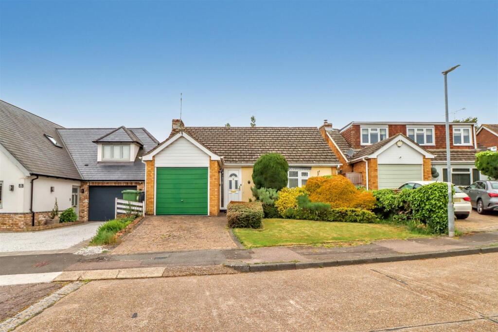2-bed detached on Alma Close, Wickford, £425,000