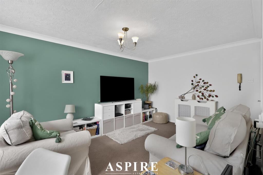 Apartment in Castle Point, Benfleet - View 3