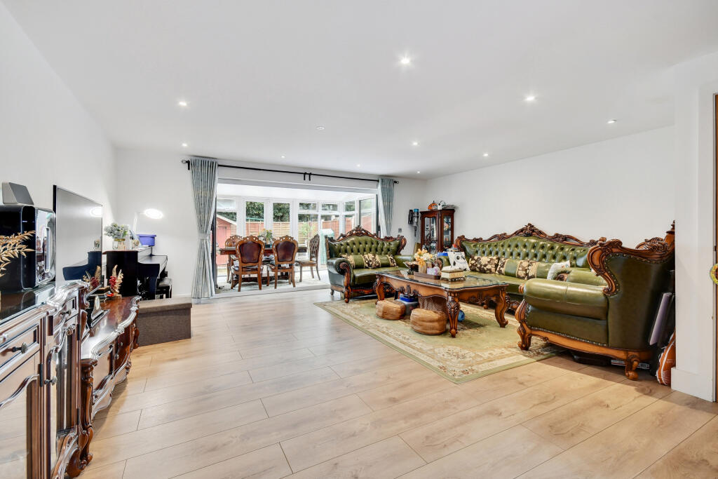 Noakes Avenue, Great Baddow, Chelmsford photo 2