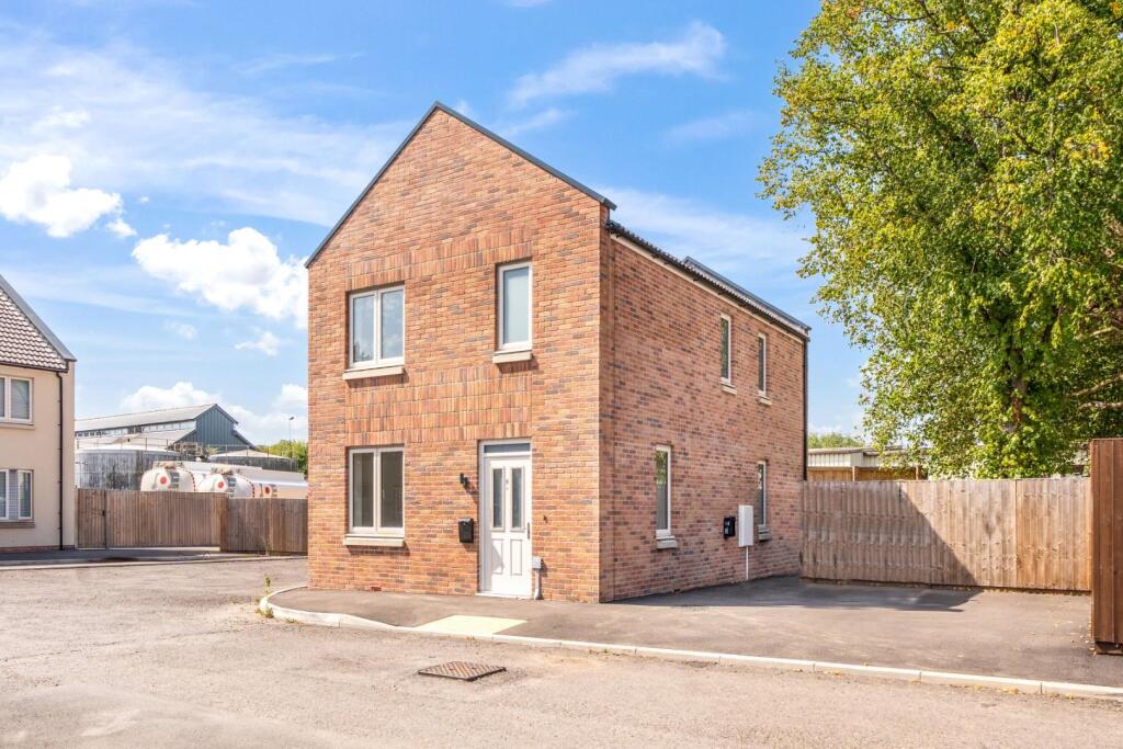 3-bed detached on Lake Lane, Frampton On Severn, Gloucester, £375,000
