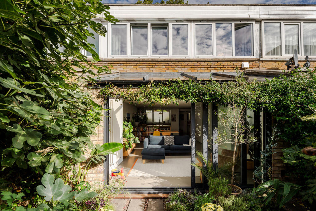 House in London, Myatt's Fields, Oval - View 2