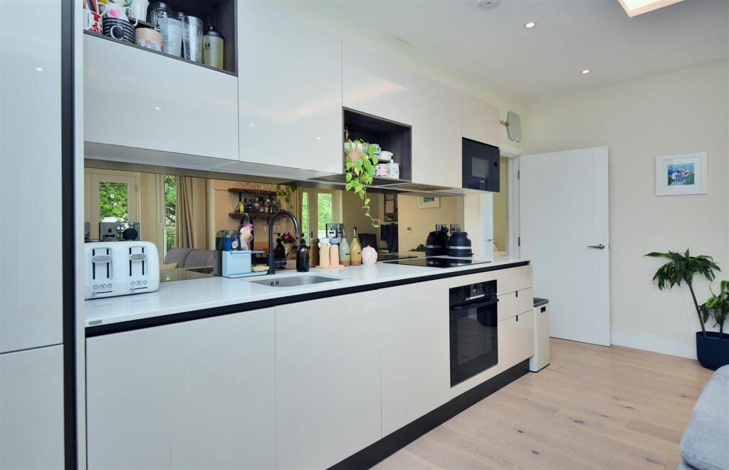Apartment in Surbiton, Oakhill - View 4