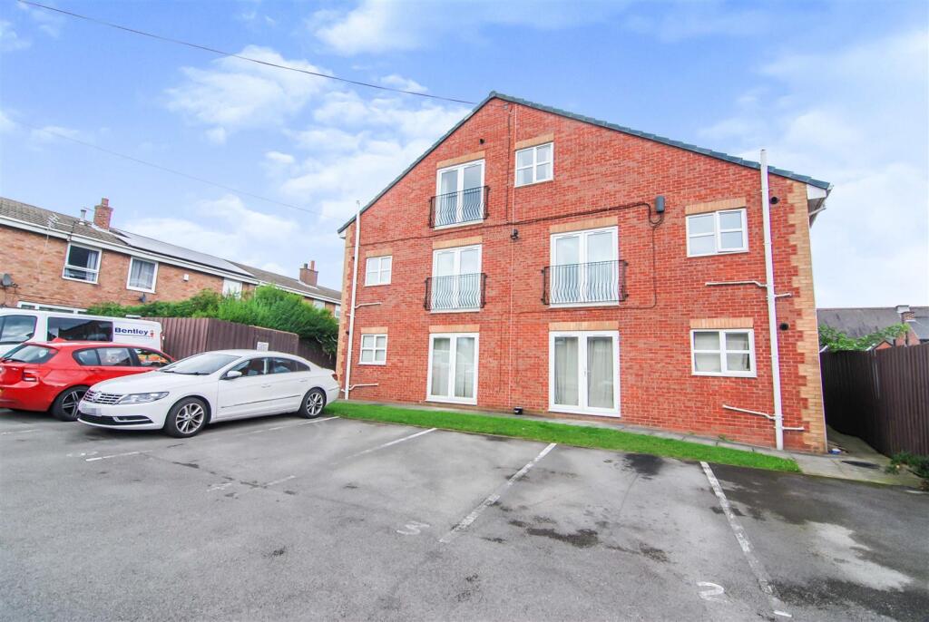 2-bed flat on Hampton Court, Darfield, Barnsley, £65,000