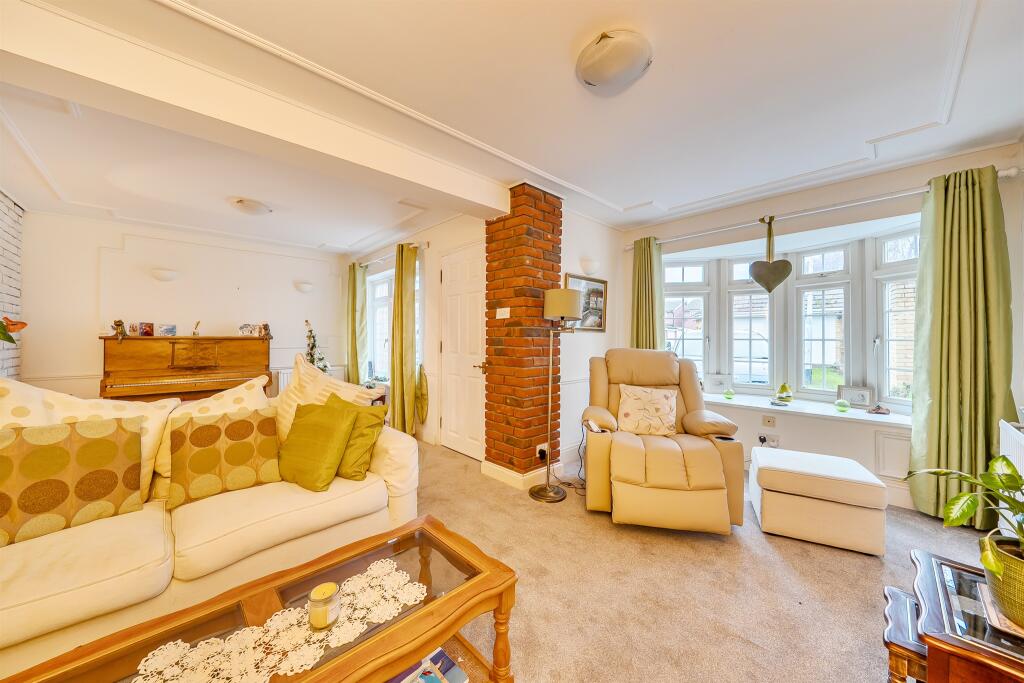 Wheatfield Close, Maidenhead photo 3