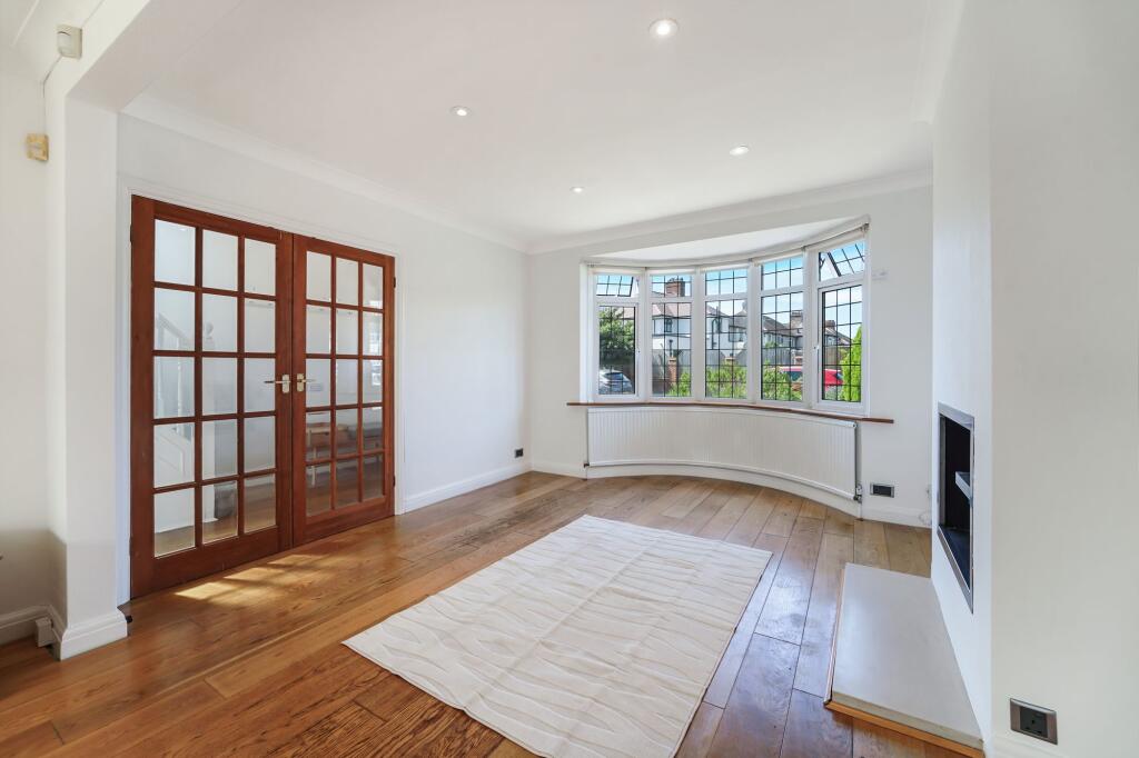 Oakland Way, Epsom, KT19 photo 4